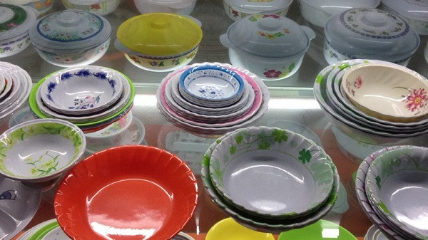 Dung bat nhua hoa tiet, tre “an” hoa chat nguy hiem khon luong