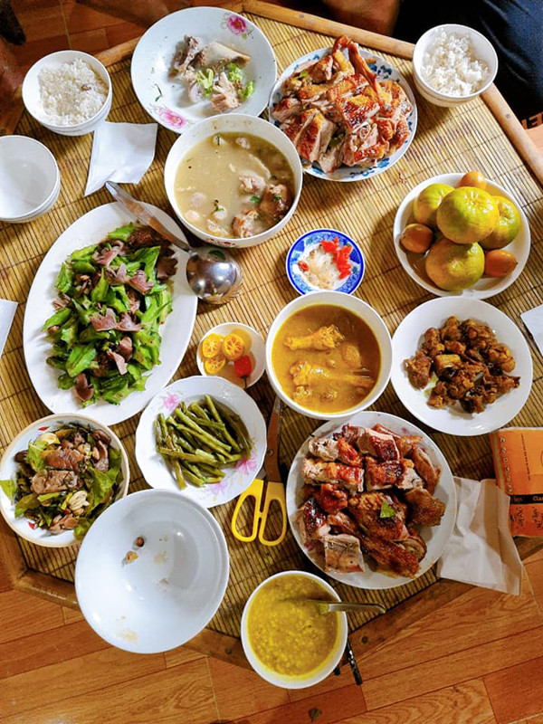 Nhìn chung, bữa cơm cũng không có sơn hào hải vị gì, toàn món quen thuộc như gà luộc, đậu sốt, đậu chiên, chân giò luộc... nhưng rất ấm cúng.