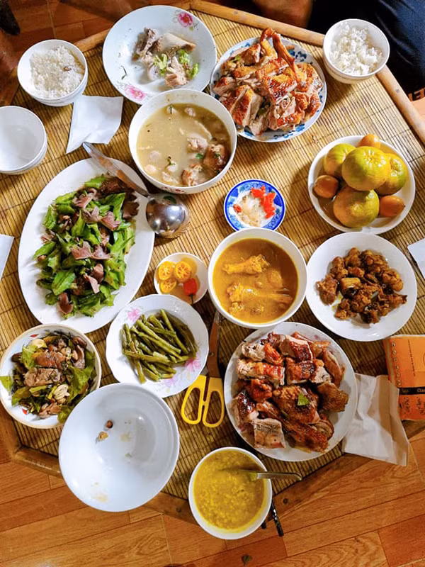 Nhìn chung, bữa cơm cũng không có sơn hào hải vị gì, toàn món quen thuộc như gà luộc, đậu sốt, đậu chiên, chân giò luộc... nhưng rất ấm cúng.