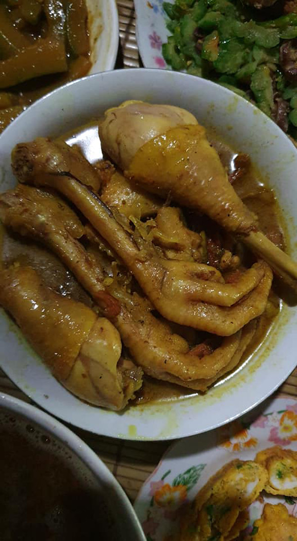 Những món ngon như gà hầm, canh gà... được chị kỳ công chuẩn bị cho chồng tẩm bổ khiến dân mạng không khỏi xuýt xoa.