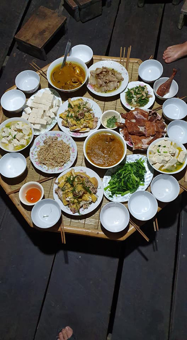 Bên cạnh ý kiến chê bai cặp đôi bày trò lố, không ít người nể phục tài bếp núc của cô dâu 64 tuổi.