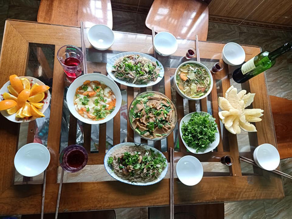 Ngoài đầy đủ dưỡng chất, mâm cơm nhà Hoa Cương – Thu Sao khiến người nhìn mãn nhãn bởi cách bài trí hài hòa.