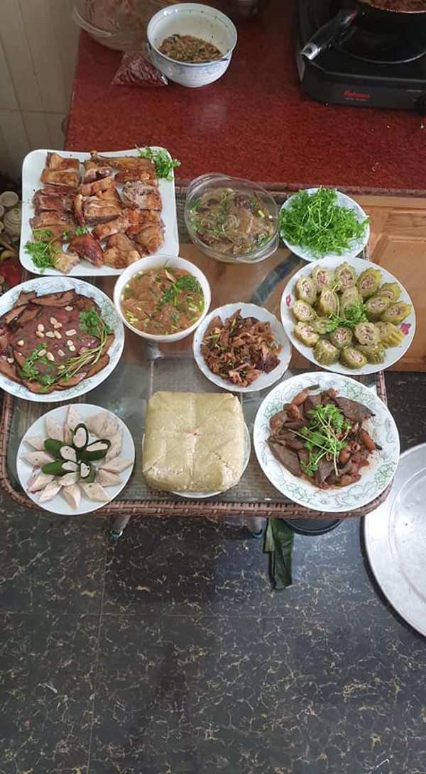 Không chỉ đảm đương các món trong bữa ăn hàng ngày, cô dâu Thu Sao dễ dàng hoàn thiện mâm cỗ linh đình cho nhà chồng dịp Tết, hội họp, sinh nhật... với thực đơn mùa nào thức nấy.