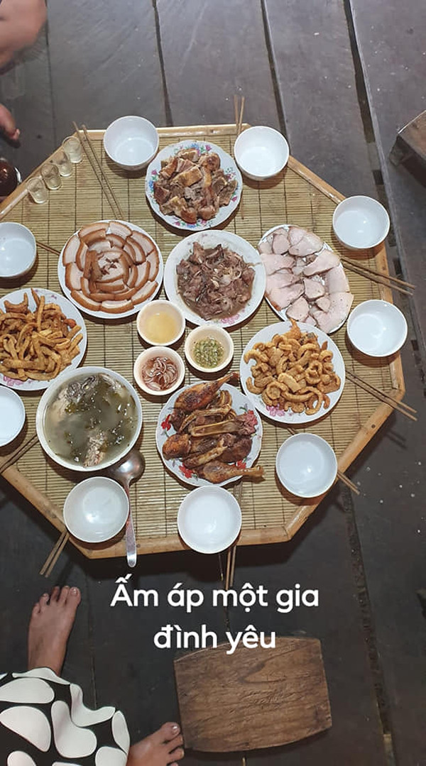 Cách đây 3 năm, hình ảnh cặp đũa lệch ở Cao Bằng từng kiến dân tình xôn xao. Cặp đôi có mức chênh lệch tuổi tác khá lớn. Ở đó, cô dâu Thu Sao (62 tuổi), còn chú rể là Hoa Cương mới chỉ ở độ tuổi 26.