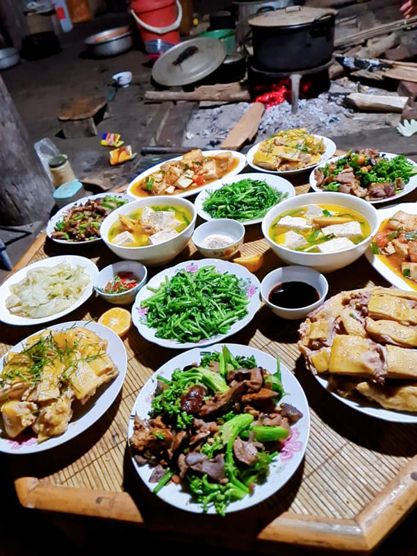 Nhiều người không hoàn toàn tin rằng Thu Sao tự xắn tay áo làm hết cả mâm cỗ. Nguyên nhân bởi có những món ăn dân tộc khá cầu kỳ với nguyên liệu phức tạp. Dù vậy, không thể phủ nhận người phụ nữ này rất có năng khiếu nấu nướng. Ảnh: FBNV.