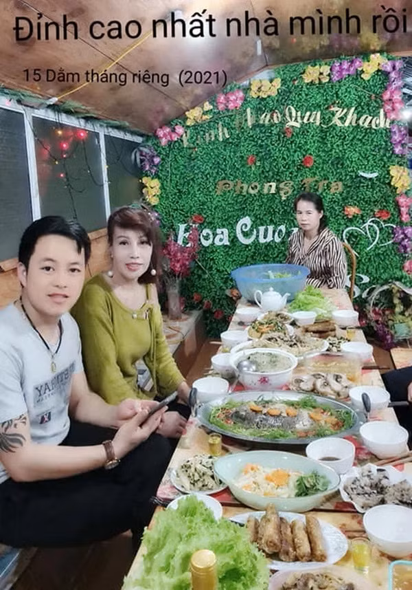 Đáp lại tâm huyết của vợ, Hoa Cương không ngại buông lời tán dương vợ “đỉnh của chóp”, “đỉnh cao nhất nhà mình rồi”.