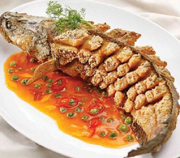 So với thực phẩm nguồn gốc động vật khác, cá được đánh giá thích hợp nhất cho người già và bệnh nhân tim mạch, mạch máu não. Nguyên nhân bởi cá chứa nhiều vitamin và axit béo không no, mang lại lợi ích giảm lipid máu, ngăn kết tập tiểu cầu, ngừa hình thành huyết khối.