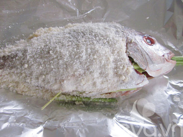 Cá muối. Cá sau khi được đánh bắt sẽ được ngư dân làm sạch, bỏ hết nội tạng, tẩm ướp với muối và gia vị để tăng phần hấp dẫn cho món ăn cũng như thời gian bảo quản. Bằng cách này cá muối sẽ chứa lượng muối rất cao. Trong khi đó, tiêu thụ lượng lớn natri từ cá muối không có lợi chút nào, đặc biệt đối với người có vấn đề về huyết áp cao, tim mạch và mạch máu não.