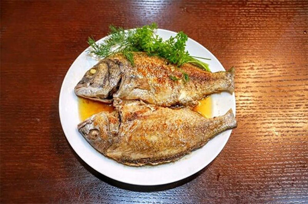 Cá chiên, nướng. Ngoài cách ướp muối, cá còn được chế biến bằng cách chiên giòn, nướng. Dù ngon miệng nhưng cách nấu nướng này không được khuyến khích dùng nhiều.