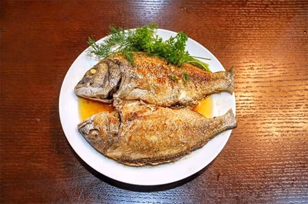Cá chiên, nướng. Ngoài cách ướp muối, cá còn được chế biến bằng cách chiên giòn, nướng. Dù ngon miệng nhưng cách nấu nướng này không được khuyến khích dùng nhiều.
