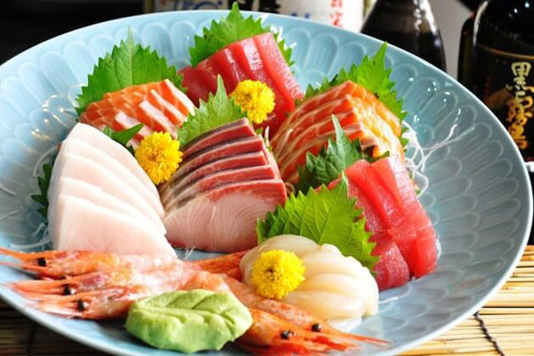 Cá sống. Gỏi cá sống, sashimi dù bài trí đẹp cỡ nào, dùng kèm mù tạt, xì dầu hay rượu thì chúng vẫn là thực phẩm sống, không thể tiêu diệt hết mầm bệnh. Việc chưa được xử lý nhiệt khiến người ăn có nguy cơ nhiễm ký sinh trùng.