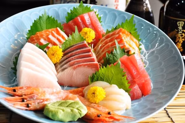 Cá sống. Gỏi cá sống, sashimi dù bài trí đẹp cỡ nào, dùng kèm mù tạt, xì dầu hay rượu thì chúng vẫn là thực phẩm sống, không thể tiêu diệt hết mầm bệnh. Việc chưa được xử lý nhiệt khiến người ăn có nguy cơ nhiễm ký sinh trùng.
