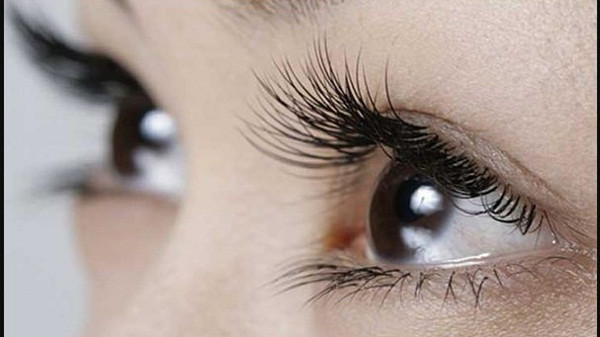 Để nhan sắc không bị “xói mòn”, bạn nên tẩy trang vùng mắt trước khi đi ngủ. Không dùng dụng cụ uốn mi thường xuyên bởi chúng có thể gây tổn thương, làm gãy các sợi lông mỏng manh trên mi mắt. Việc dùng dầu dưỡng, huyết thanh để hồi phục lông mi cũng có thể đem lại hiệu quả tích cực.