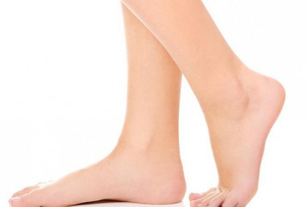 Chân. Nội tiết tố sẽ làm cho lớp ngoài cùng của da chân (lớp sừng) trở nên dày hơn. Ngược lại, mô dưới da có xu hướng mỏng dần. Kết quả là da trở nên khô ráp, bong tróc, xuất hiện ngày càng nhiều vết nứt.