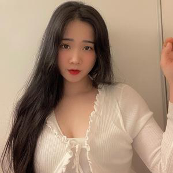 Áo coptop buộc dây khoe vóc dáng “phồn thực” được Ngọc Nhi ưu ái chọn mặc.