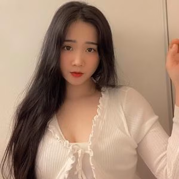 Áo coptop buộc dây khoe vóc dáng “phồn thực” được Ngọc Nhi ưu ái chọn mặc.