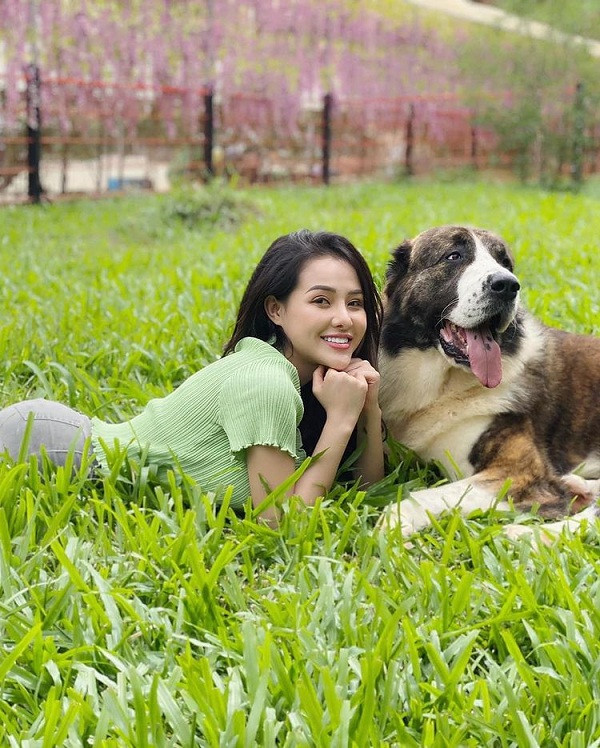 Thế nhưng khoảng hở vừa phải khiến cô nàng bất ngờ được khen. So với những thiết kế hở bạo thường thấy, màn lên đồ này của Ngân được nhiều người đánh giá cao. Ảnh: Instagram NV, Internet.