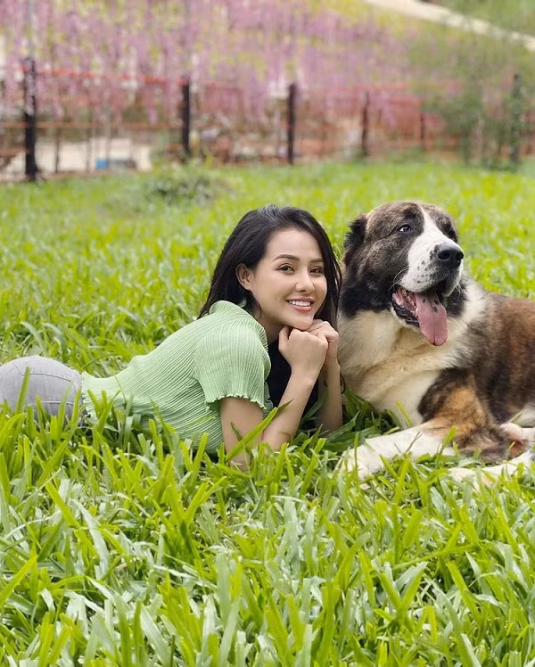 Thế nhưng khoảng hở vừa phải khiến cô nàng bất ngờ được khen. So với những thiết kế hở bạo thường thấy, màn lên đồ này của Ngân được nhiều người đánh giá cao. Ảnh: Instagram NV, Internet.