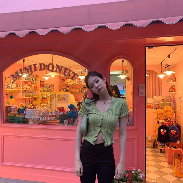 Chẳng phải là fan Kpop, nhiều người biết đến Jennie (BLACKPINK). Nguyên nhân bởi ngoài chuyện ca hát, Jennie còn sở hữu gu thời trang cực xịn và có sức ảnh hưởng.