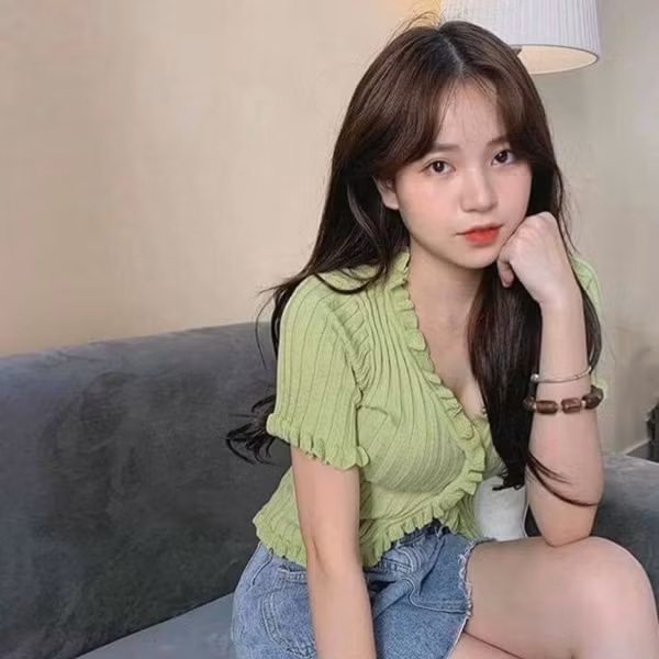 Sau khi được Jennie diện, nhiều thương hiệu cho ra thiết kế tương tự và được đông đảo cô nàng tìm mua. Sức ảnh hưởng của Jennie mạnh mẽ đến mức nhiều địa chỉ bán áo gọi luôn mẫu áo này là “áo Jennie” hay “áo croptop Jennie”.