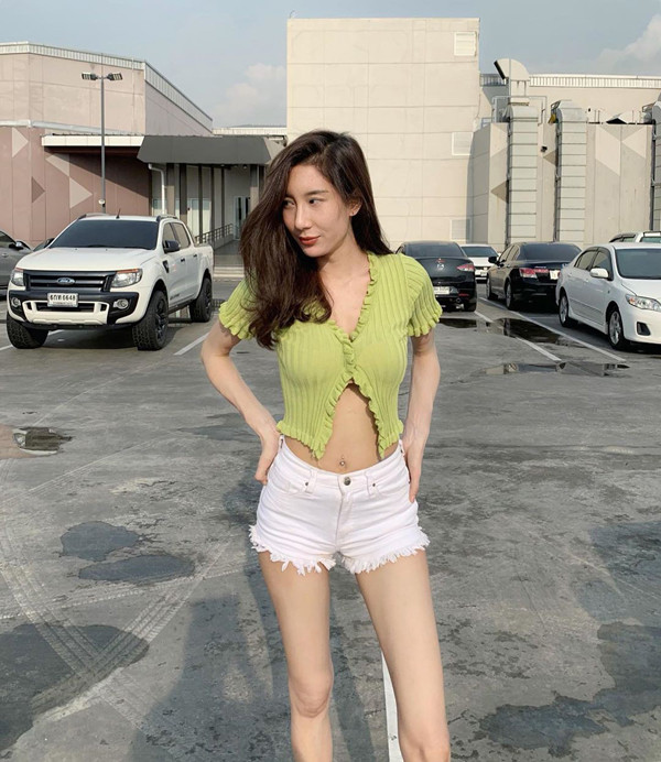 Chiếc áo croptop sexy không kém phần ngọt ngào nhanh chóng trở thành hottrend, khiến hội con gái rần rần mặc theo.