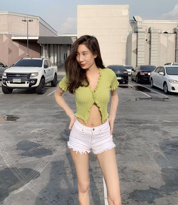 Chiếc áo croptop sexy không kém phần ngọt ngào nhanh chóng trở thành hottrend, khiến hội con gái rần rần mặc theo.