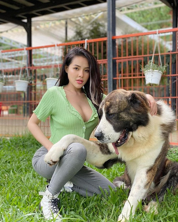 Cô nàng thị phi Ngân 98 cũng khiến người quan tâm xuýt xoa khi bắt trend áo Jennie. Không giống Liz Kim Cương, Ngân 98 táo bạo “bỏ quên” nội y khoe vòng 1 ngồn ngộn.