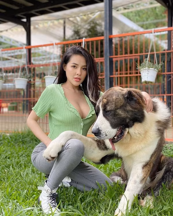 Cô nàng thị phi Ngân 98 cũng khiến người quan tâm xuýt xoa khi bắt trend áo Jennie. Không giống Liz Kim Cương, Ngân 98 táo bạo “bỏ quên” nội y khoe vòng 1 ngồn ngộn.