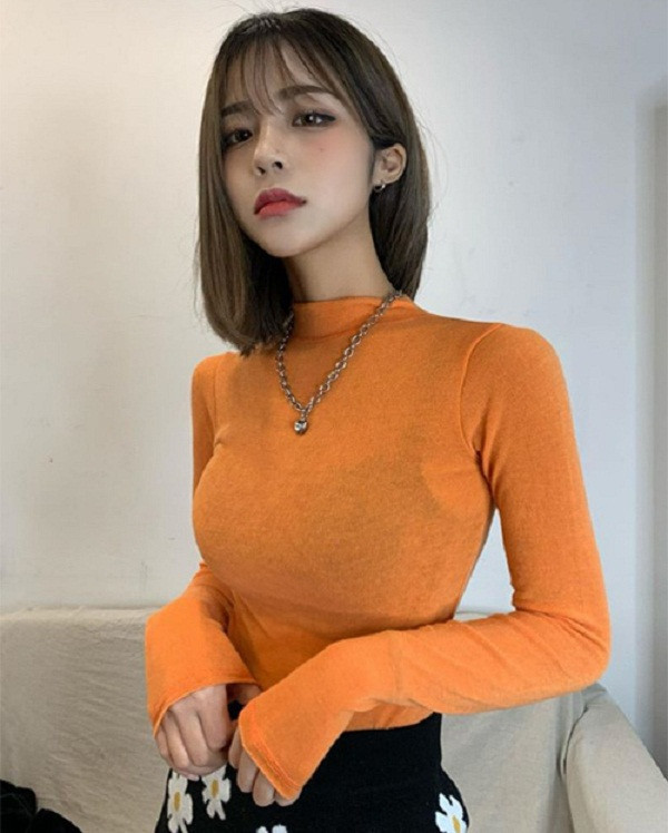 Chất liệu áo cũng dễ khiến người mặc “muối mặt”. Vậy nên, bạn nên chọn những chiếc áo đủ dày, không nên quá mỏng nhìn thiếu chỉn chu lại dễ hở nội y.