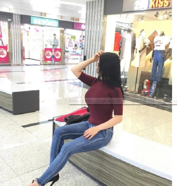 Dễ mặc là vậy nhưng không phải màn lên đồ nào cũng cho visual xuất sắc. Một trong những lỗi thường thấy khi diện áo ôm sát phô diễn vòng 1 ngồn ngộn như thế này.