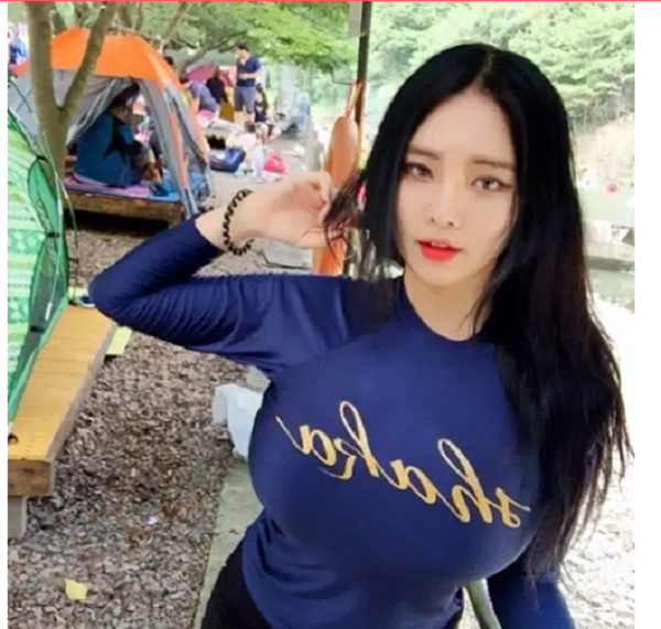 Bởi khi mặc áo ôm sát, cặp tuyết lê của bạn trông sẽ lớn hơn thực tế đôi chút, đặc biệt với những kiểu áo có màu sáng như trắng, kem…