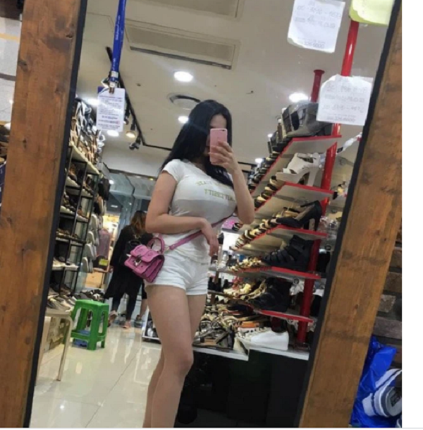 Để tạo sự duyên dáng, chị em nên kết thân với bra có khả năng “tàng hình” như áo lót đúc không lộ đường may. Ngoài ra, áo lót tiệp với màu da cũng có khả năng ẩn mình rất tốt, giúp hạn chế tối đa sự phô phang.