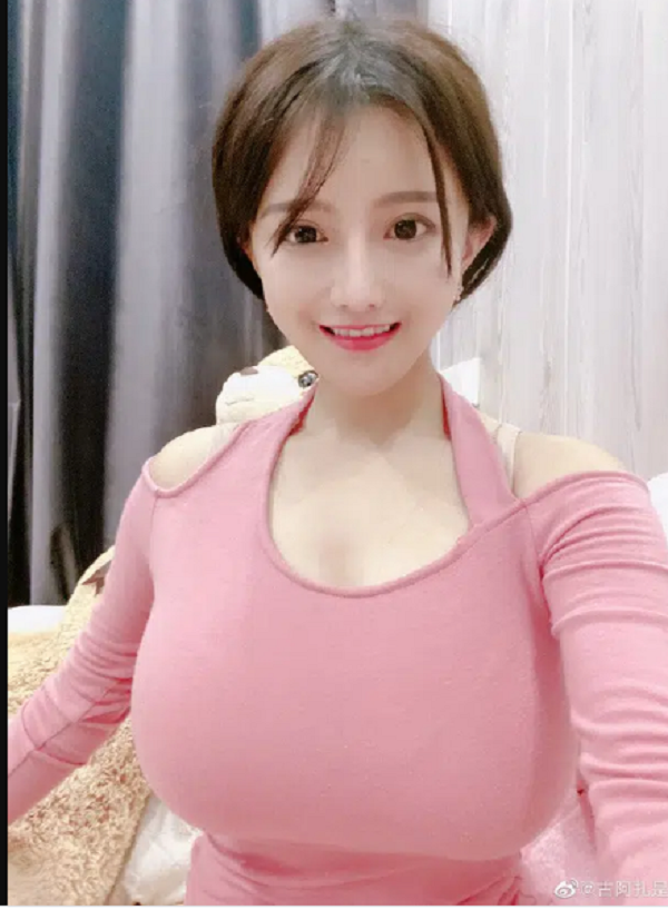 Có thể nói, thiết kế này hợp với các chị em có vòng 1 vừa phải, thậm chí lép một chút sẽ tốt hơn là khủng.