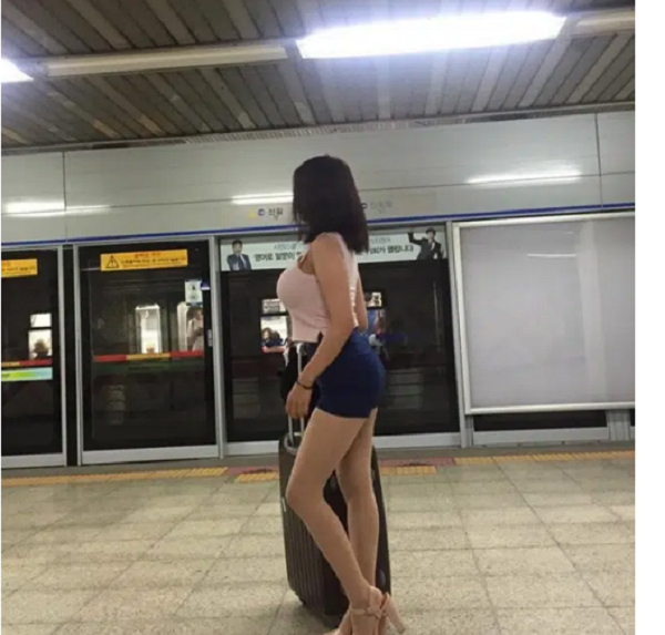 Quả thực, chiếc áo không có chi tiết cắt xẻ táo bạo song người mặc vô tình trở thành “thảm họa thời trang” vì vòng 1 quá khủng.