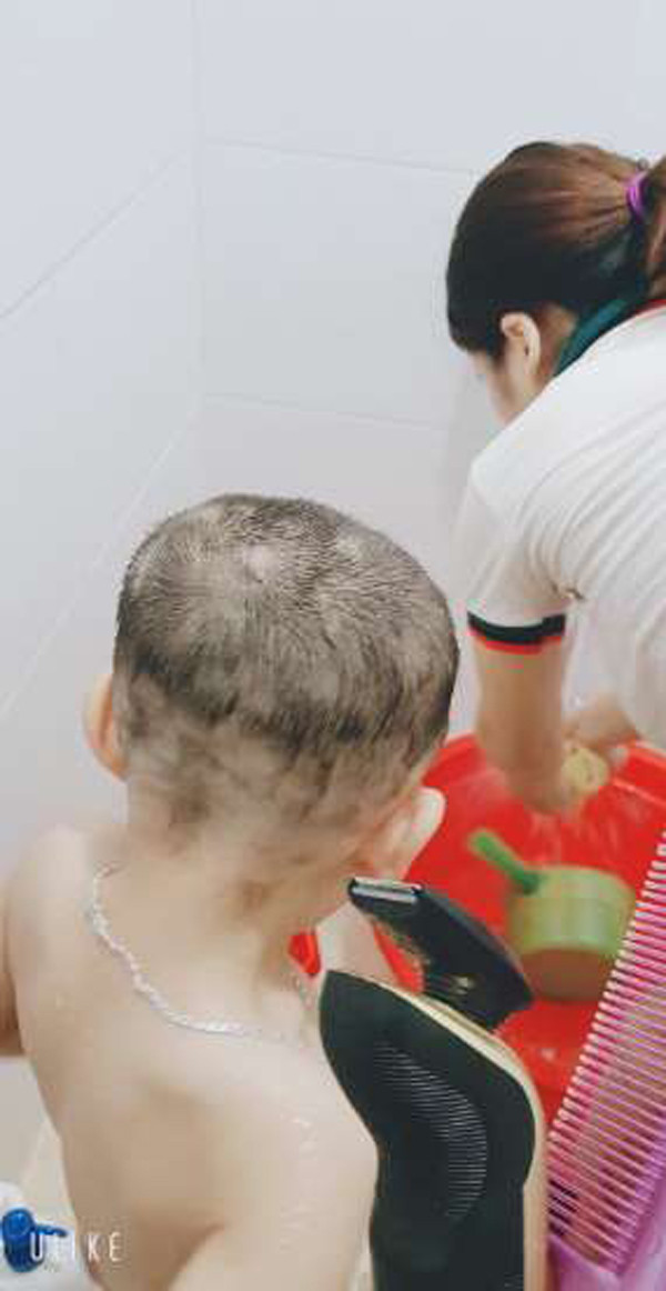 Mùa dịch, một ông bố ngại bế con ra tiệm cắt tóc. Ở nhà “tự xử” và kết quả không như mơ.