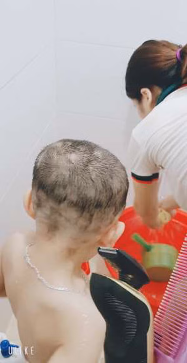 Mùa dịch, một ông bố ngại bế con ra tiệm cắt tóc. Ở nhà “tự xử” và kết quả không như mơ.