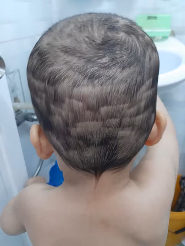 Không lượng sức mình, bố mẹ dùng kéo cắt tóc cho con. Kết quả là em bé có được “siêu phẩm” mô phỏng ruộng bậc thang.