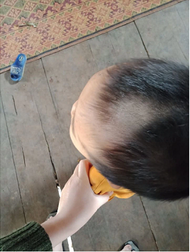 Một em bé được bố mẹ cắt tóc tại nhà. Có lẽ hiểu được tay nghề của mình nên phụ huynh quyết định tạm ngưng. Ảnh: Internet.