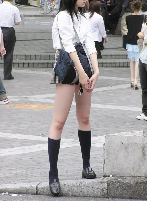 Để mặc đẹp mà không bị la ó, bạn gái khi chọn chân váy tennis nên đặc biệt chú ý đến độ dài của chúng.