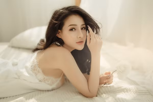 Cô nàng thị phi Ngân 98 cũng không ngại “đu trend” khoe thân phản cảm với trang phục ren xuyên thấu.