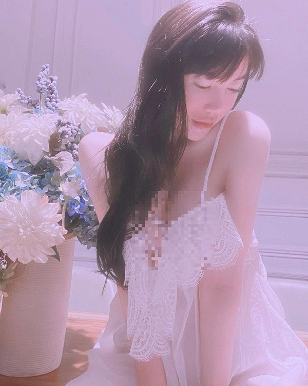 Elly Trần là một trong những mỹ nhân đình đám chuộng phong cách ăn mặc phóng khoáng. Trên trang cá nhân, cô không ngại đăng tải hình ảnh trong bộ đồ mát mẻ siêu gợi cảm.