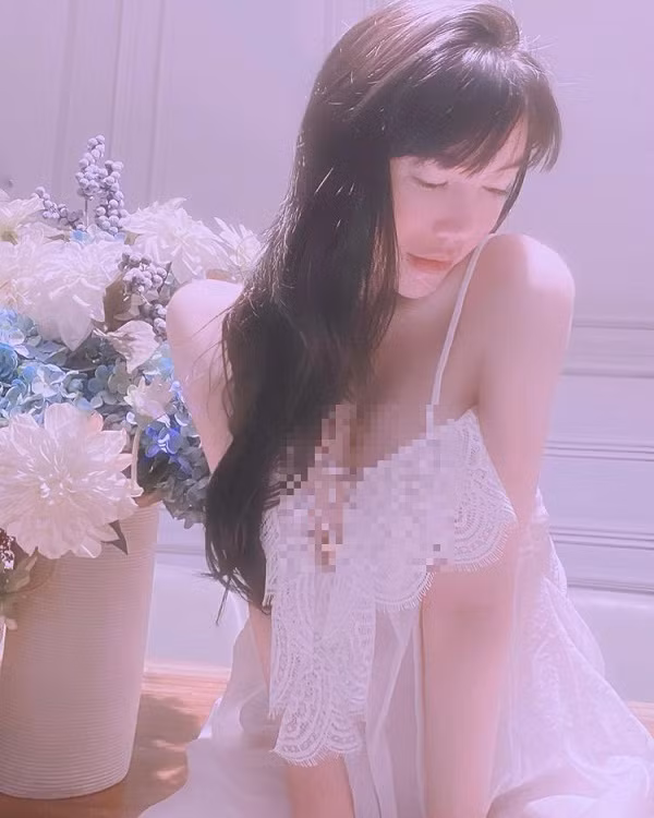 Elly Trần là một trong những mỹ nhân đình đám chuộng phong cách ăn mặc phóng khoáng. Trên trang cá nhân, cô không ngại đăng tải hình ảnh trong bộ đồ mát mẻ siêu gợi cảm.