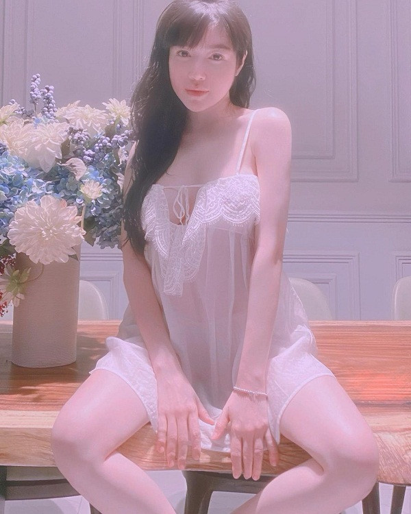 Ngoài bị chê phô diễn quá mức, biểu cảm và cách tạo dáng của Elly Trần cũng khiến không ít người “nhức mắt”. Điều này khiến trang cá nhân của bà mẹ 2 con luôn đầy ắp những bình luận mang tính khiếm nhã.