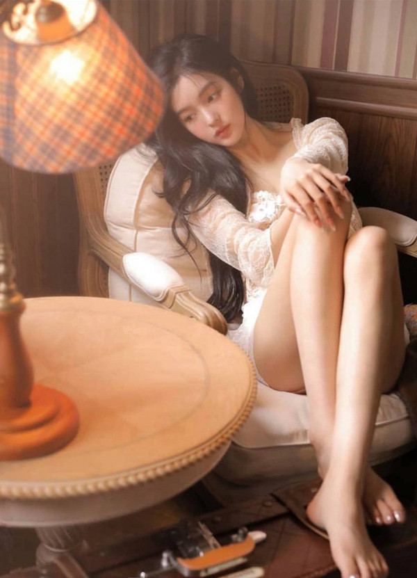 Ngoài ưu điểm trên, thiết kế được làm từ chất liệu sheer đem lại cảm giác mềm mại, bay bổng, nữ tính.