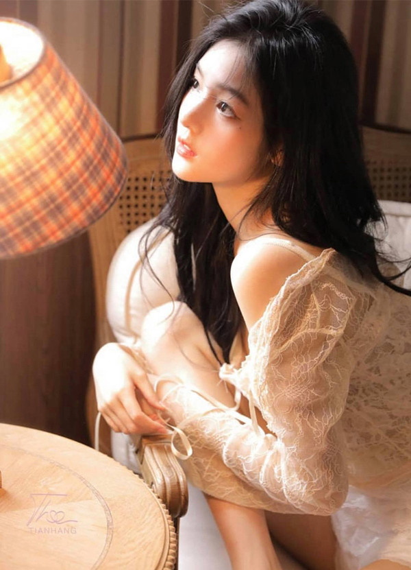 Có thể nói, đồ xuyên thấu không làm bạn phản cảm. Chính cách ăn mặc không tinh tế khiến chủ nhân món đồ trở thành “thảm họa thời trang”.