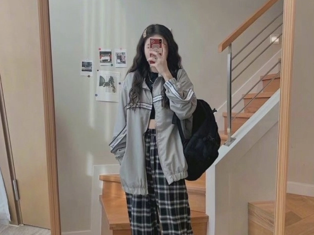 Lựa chọn croptop phù hợp. Với bạn nữ 18+, mặc croptop sẽ mang lại vẻ thời thượng, sexy vừa đủ. Tuy nhiên, nếu bạn trên 38 thì cách mặc này sẽ không được khuyến khích.