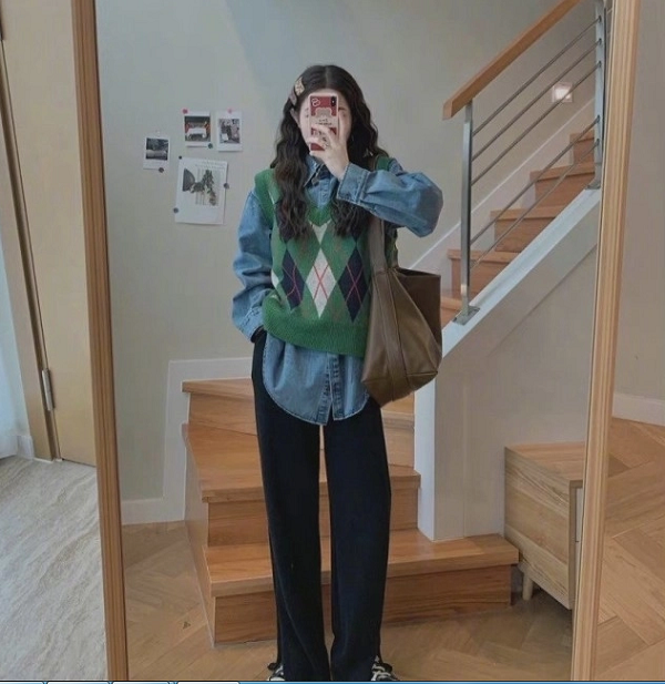  Phối đồ phân tầng. Mặc quần áo kiểu phân tầng sẽ làm thay đổi phong cách tổng thể. Lúc này, bạn có thể áp dụng áo sơ mi với áo dệt kim. Vẻ xếp chồng sẽ không đè nén chiều cao. Ngược lại, nó khiến cô gái nhỏ nhắn trở nên hài hòa hơn.