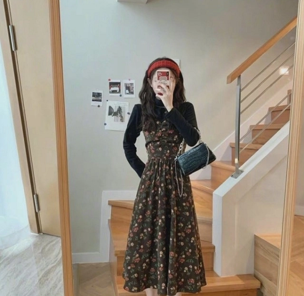 Nói lời tạm biệt với màu sắc phong cách Kawaii là bước đầu thành công để đến với phong cách cool ngầu. Ngoài cách lên đồ trên, bạn có thể kết hợp chiếc áo dệt kim đen với chiếc váy hoa voan màu sẫm. Trang phục này sẽ đem đến vẻ dịu dàng mà vẫn đầy khí chất.