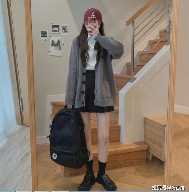 Với những người body không nuột nà, chân kém thon thì nên chọn váy gần mắt cá chân. Trong khi đó, người có chân thon, dáng thẳng thì có thể chọn váy cạp cao song chiều dài không nên quá gối nhiều.