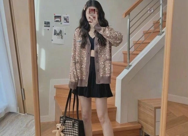 Mặc trang phục lộ chân. Mặc trang phục lộ chân sẽ giúp người diện hack chiều cao vượt trội. Mặt khác, chân váy ngắn sẽ giúp bạn trở nên trẻ trung hơn tuổi thật.